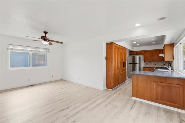 Building Photo - Four Bedroom in Oak Hill Oaks