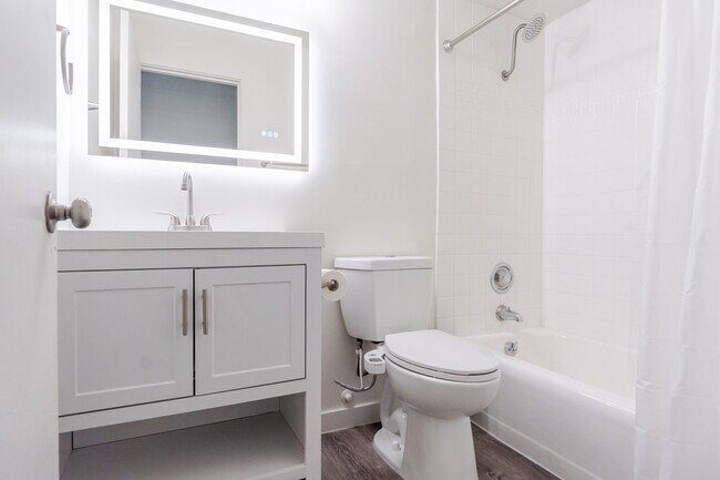 Building Photo - 2850 15th Ave W