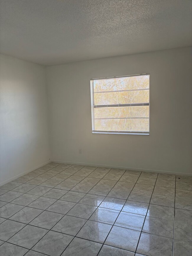 Building Photo - Beautiiful Palm Gardens 2 bedroom, 1 bath ...