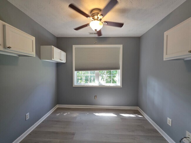 Building Photo - 184 E Ridge Ct