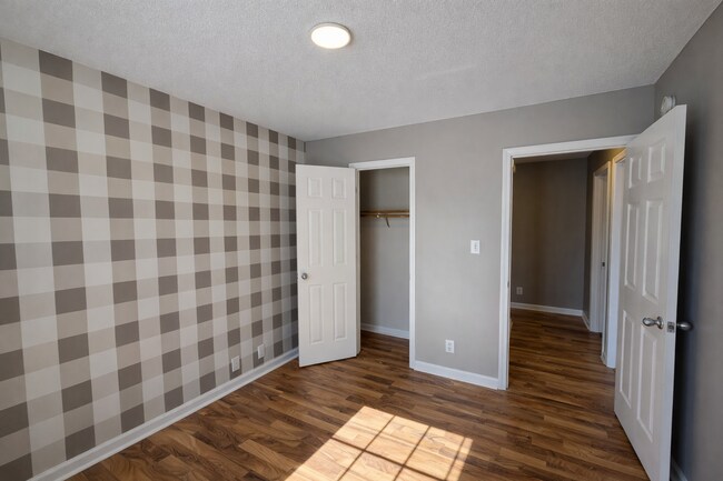 Building Photo - 3 Bed 2 Bath + Bonus Room