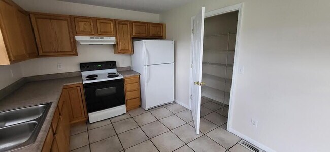 Building Photo - 3 Bed 2.5 Bath Townhome