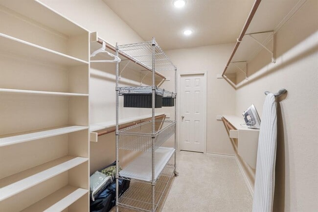 Building Photo - 970 Parkview Dr