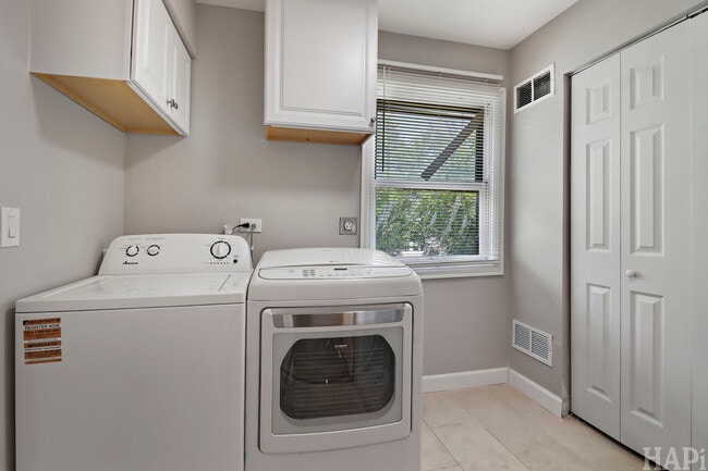 Building Photo - 2208 Kensington Dr