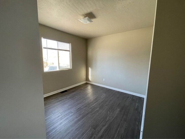 Building Photo - **4 Bed/2 Bath Upper Unit Apartment in Gre...