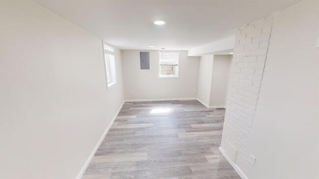 Building Photo - 601 W Hoover Ave