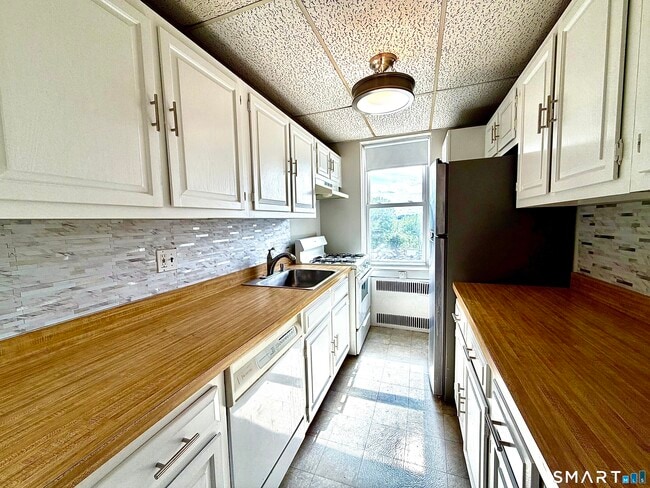 Building Photo - 70 Strawberry Hill Ave
