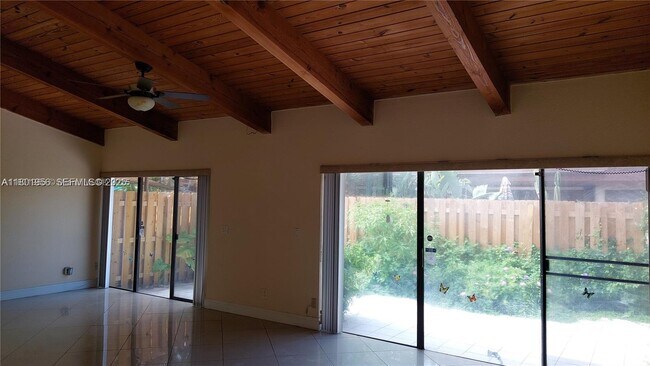 Building Photo - 2675 Parkview Dr S