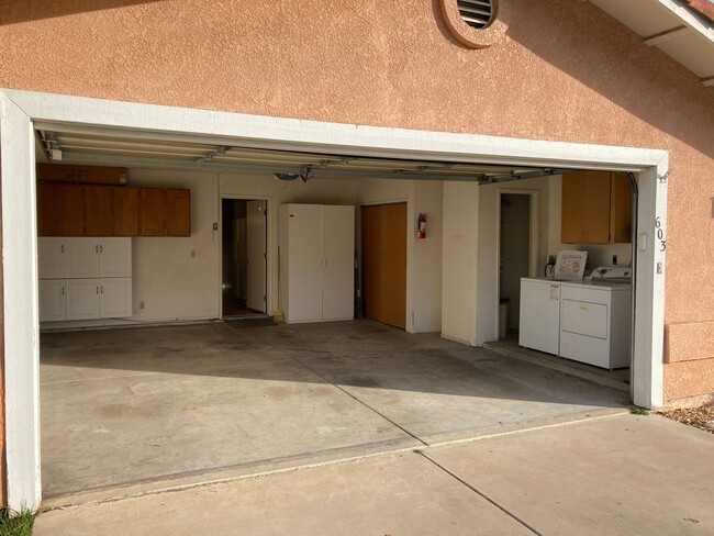 Building Photo - Spacious 2 Bedroom home with attached gara...