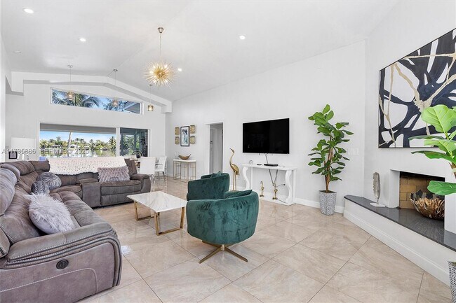 Building Photo - 2541 NE 195th St