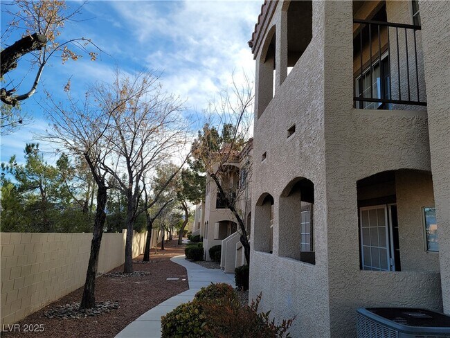 Building Photo - 1851 Hillpointe Rd