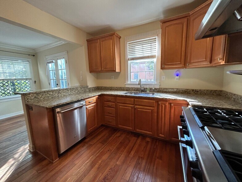 Building Photo - 13 Elizabeth St