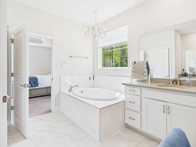 Building Photo - Stunning 5 Bedroom 4.5 Bathroom Located in...