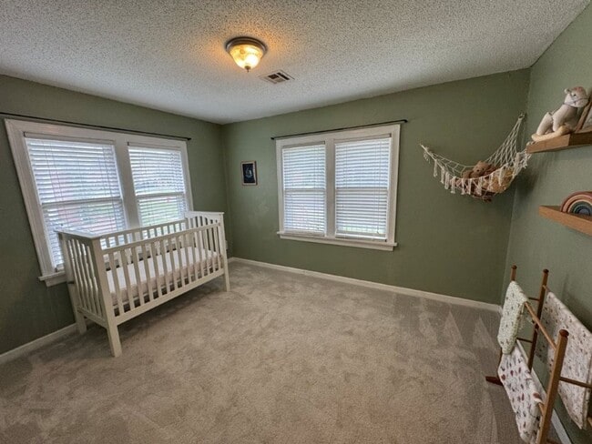 Building Photo - Cutest 3 bed with historic charm, so close...