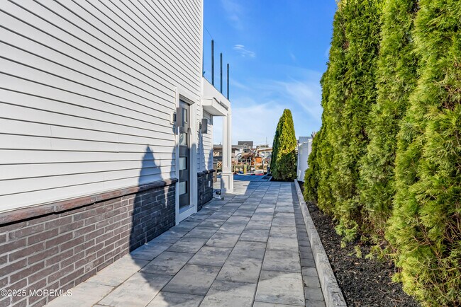 Building Photo - 320 Silver Lagoon Dr