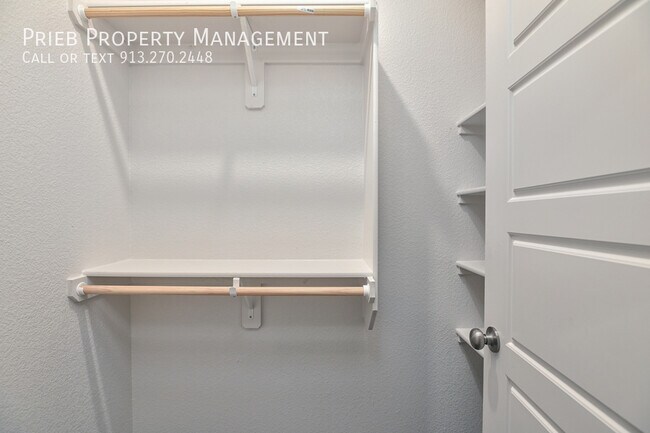 Building Photo - Parkview Apartments - Available September ...