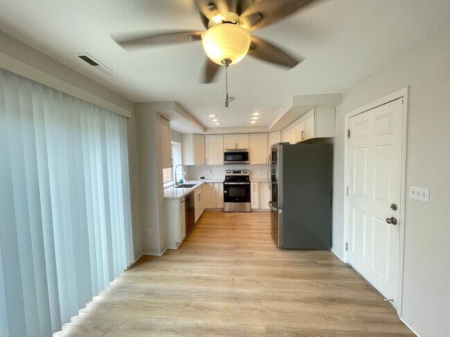 Building Photo - Beautiful 3 Bed 2.5 Bath Home with SOLAR i...