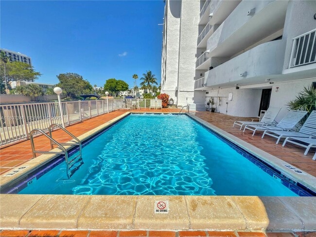 Building Photo - 1650 NE 115th St