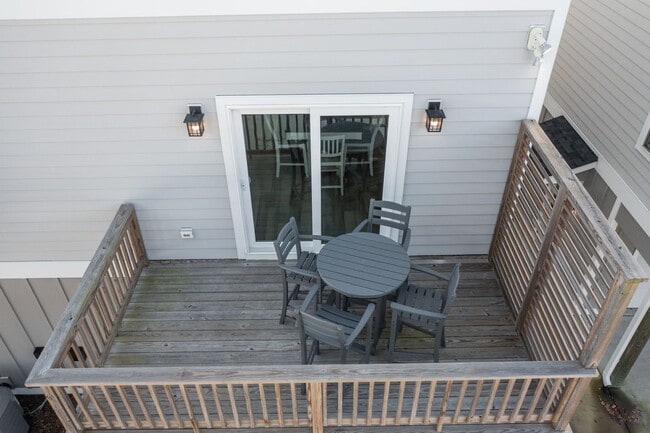 Building Photo - Modern Beaufort Townhome available for Long Term Rental