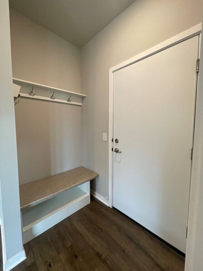 Building Photo - Large Home in Bellevue for Rent!