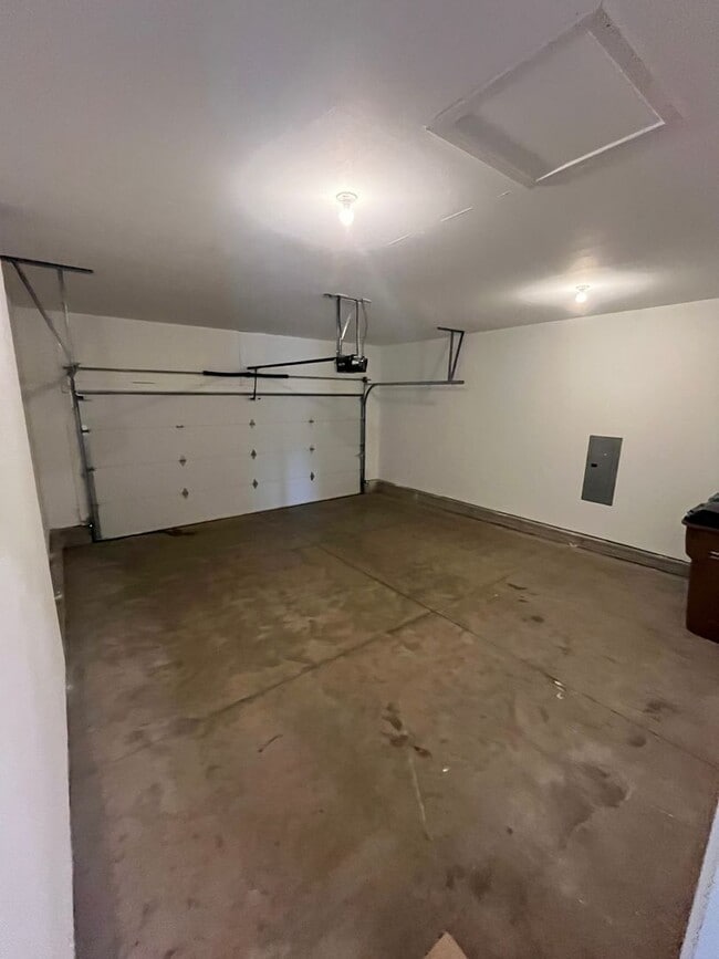 Building Photo - Spacious 4-Bedroom Home in Altoona Neighbo...