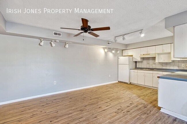 Building Photo - 1819 Pine-Apt 5