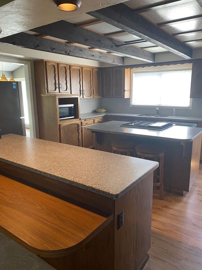 Building Photo - Large 3 Bedroom House