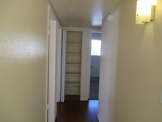 Building Photo - Tempe 4 Bed 2 Bath Includes Pool & Landscaping - Great Location