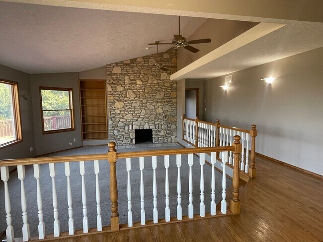 Building Photo - Beautiful 4 bedroom 4 bath 2 car garage - ...