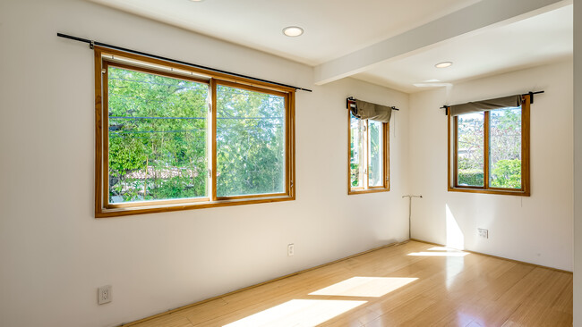 Bedroom Guest House - 917 N La Jolla Ave