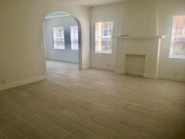 Building Photo - 407 S Lakeside Dr