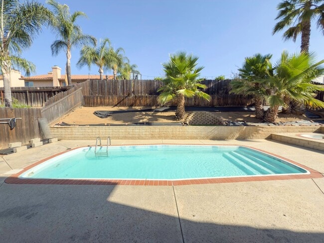 Building Photo - 2 Story, 3-Bedroom POOL + SOLAR Home in Wi...