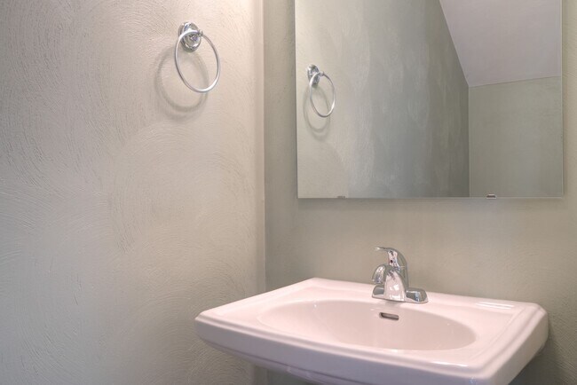 Building Photo - Uptown Village- 3 BR 3.5 Bath Townhome