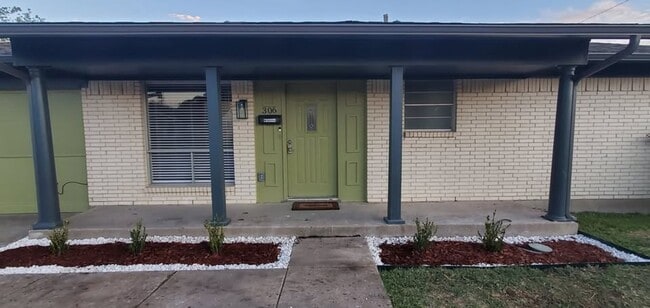 Building Photo - 306 Ridgeway Cir