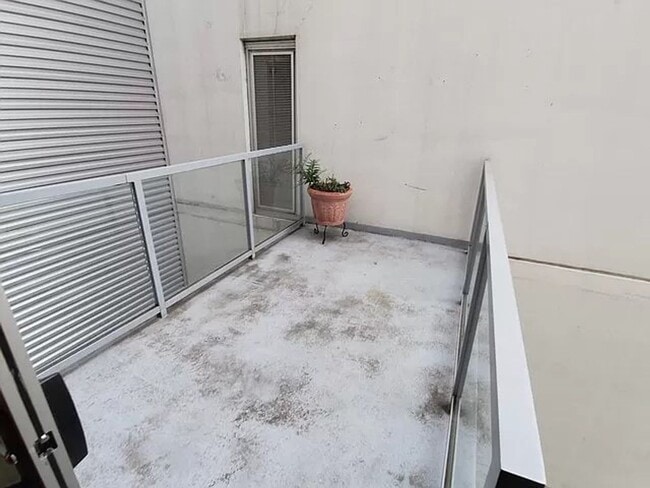 Building Photo - South Loop 1 Bedroom with Huge Balcony and...