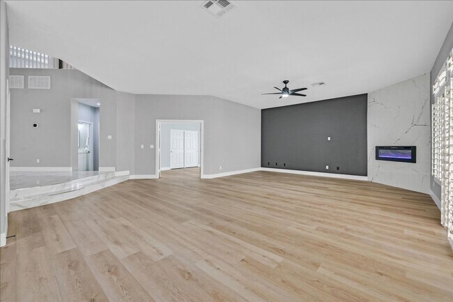 Building Photo - Fully remodeled 5 bed plus Loft / 4.5 bath...
