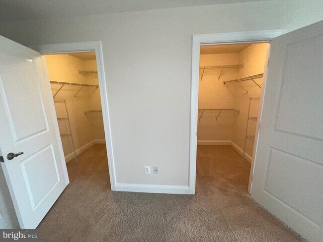 Building Photo - 25835 Clairmont Manor Square