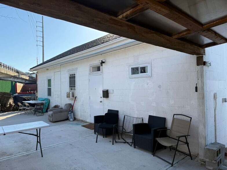 Building Photo - 100 E Valley Stream Blvd