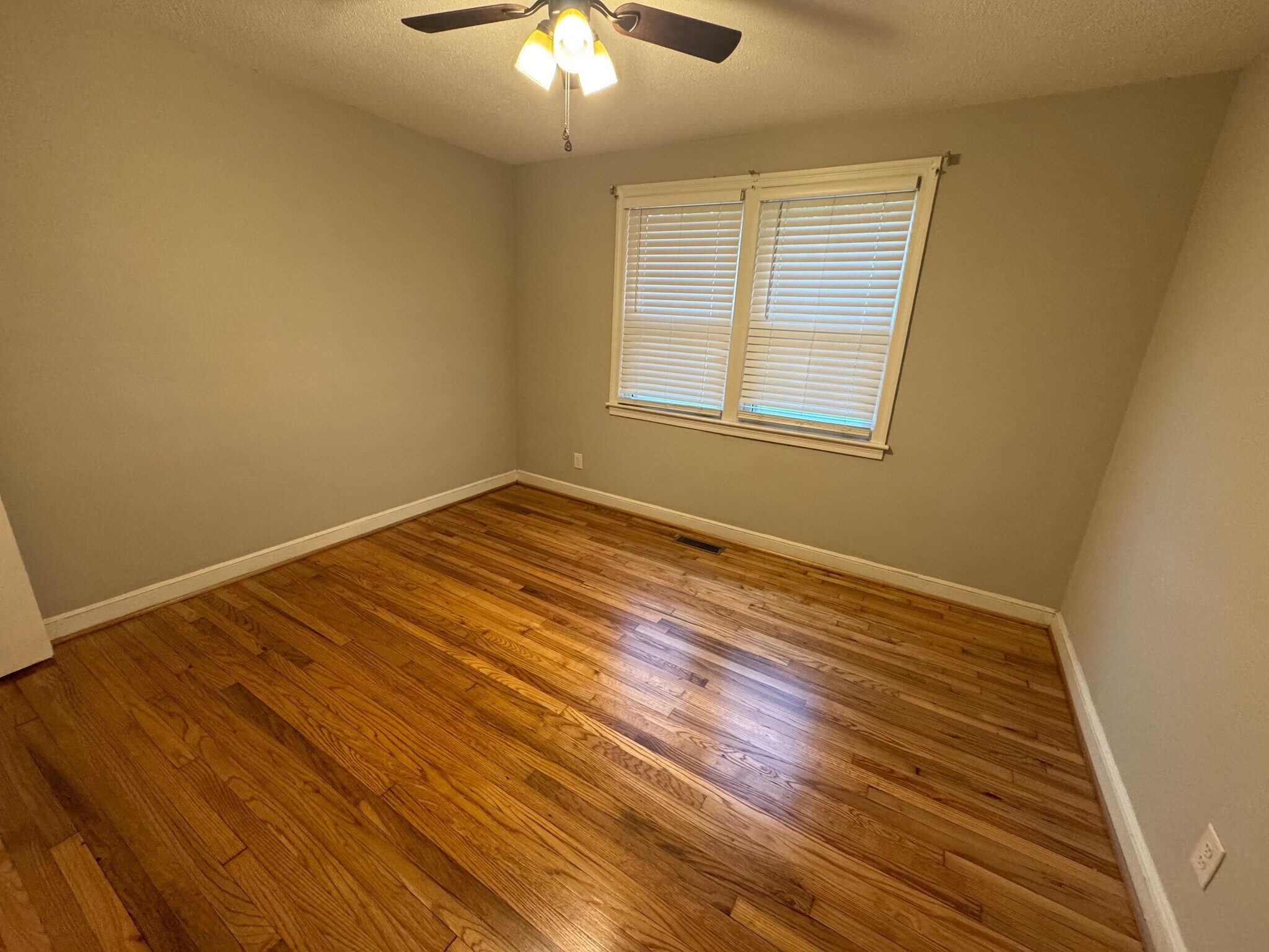 Building Photo - 28 Hollywood Ct