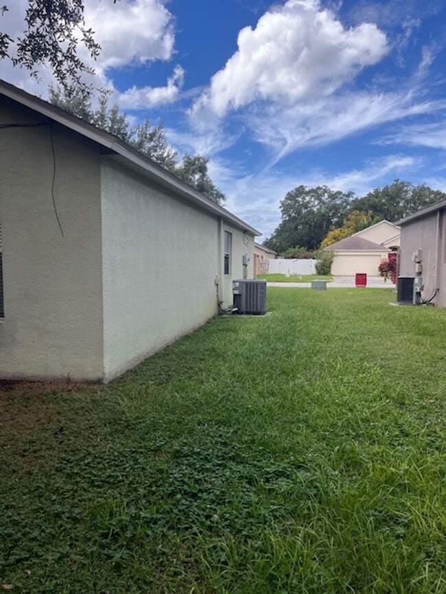 Building Photo - 3 Bedroom 2 Bath