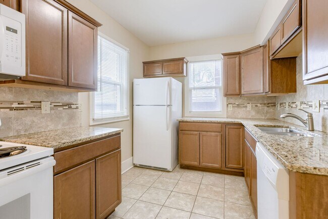Building Photo - Spacious 3 Bedroom Duplex in the Heart of Midtown Featuring Detached Garage!!