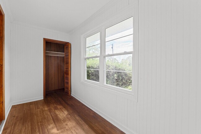 Building Photo - 1457 Columbia Hwy N