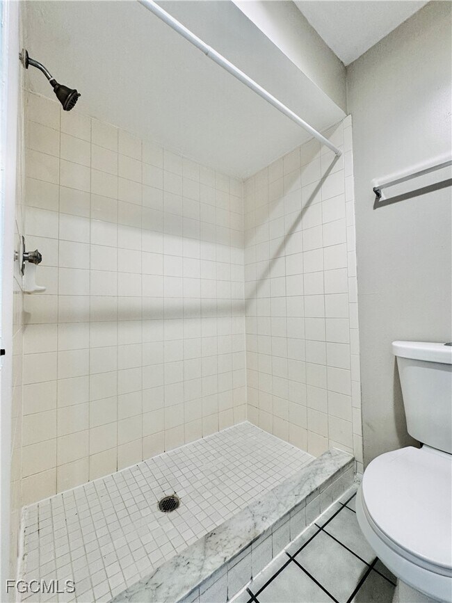 Building Photo - 706 SE 13th Ct