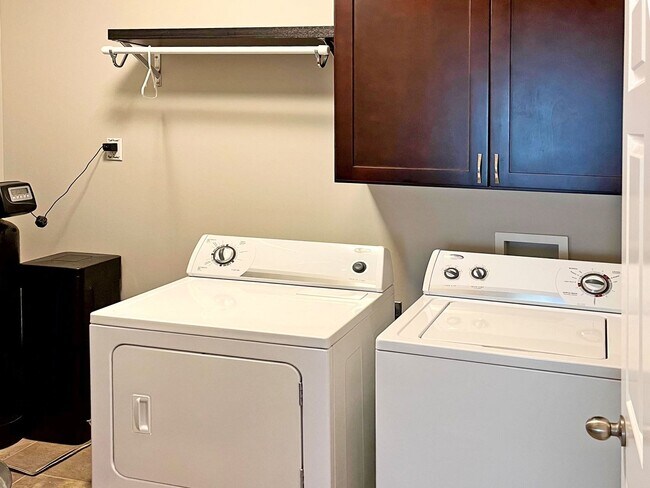 Building Photo - Upscale Townhome with Large Office-Loft, 3 Baths, 2-Car Attached Garage, Quartz Countertops and M...
