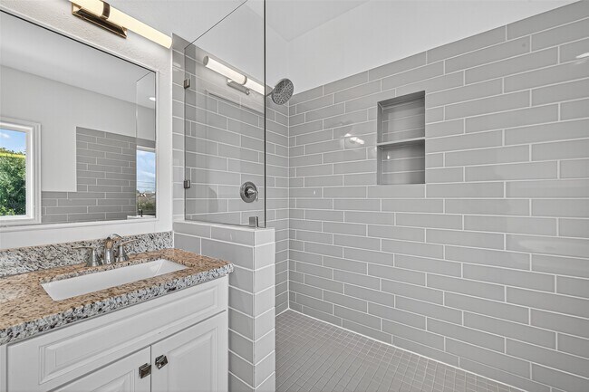 Building Photo - 1630 W 24th St