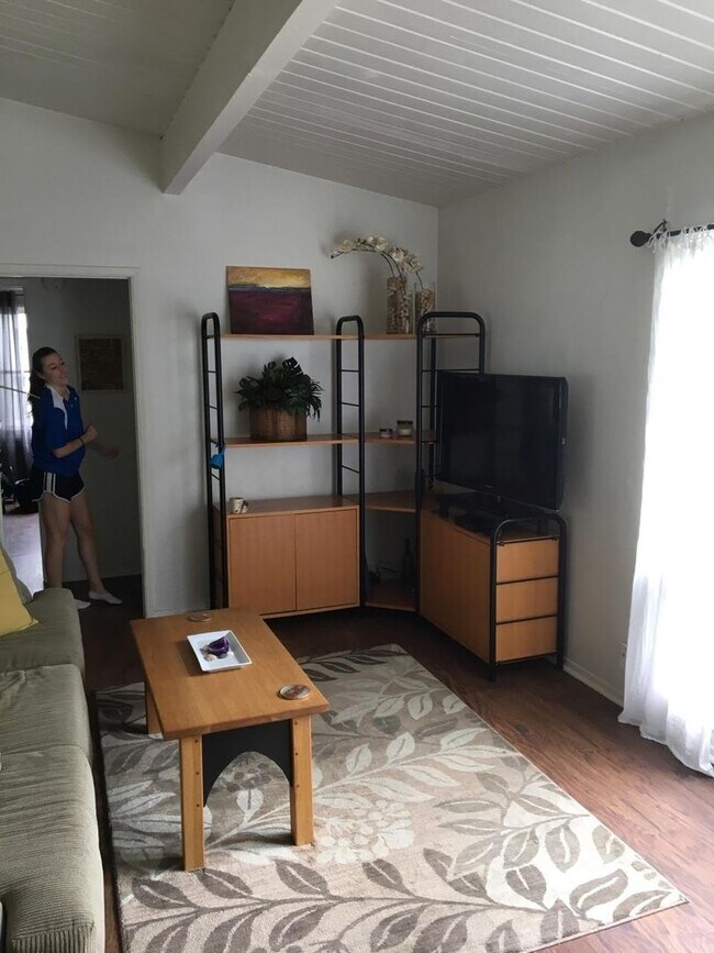 Building Photo - **Coastal Charm in Central Encinitas – 2 B...
