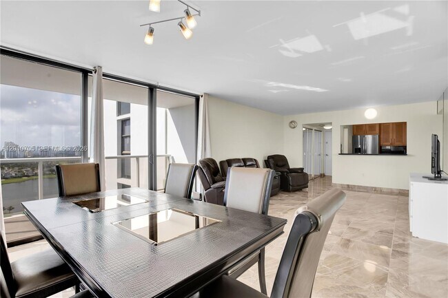 Building Photo - 3701 N Country Club Dr