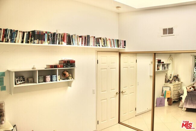 Building Photo - 1265 Bienveneda Ave