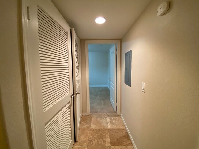 Building Photo - Great Tri-Level Townhome in Coastal Carlsbad Location!