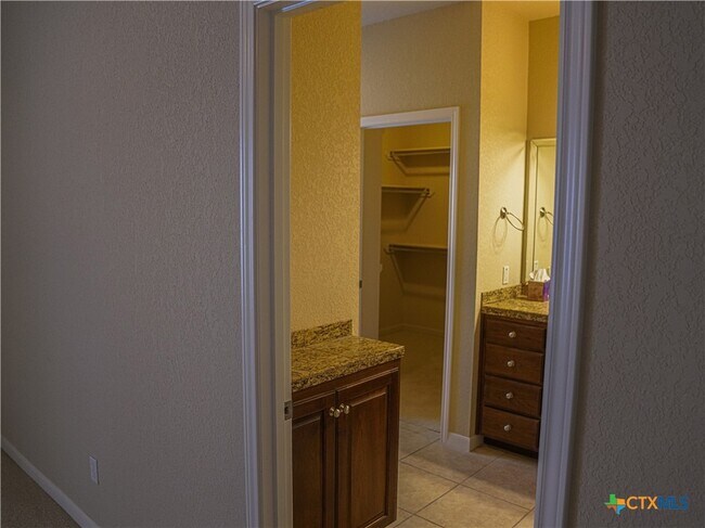 Building Photo - 1651 Hanz Dr